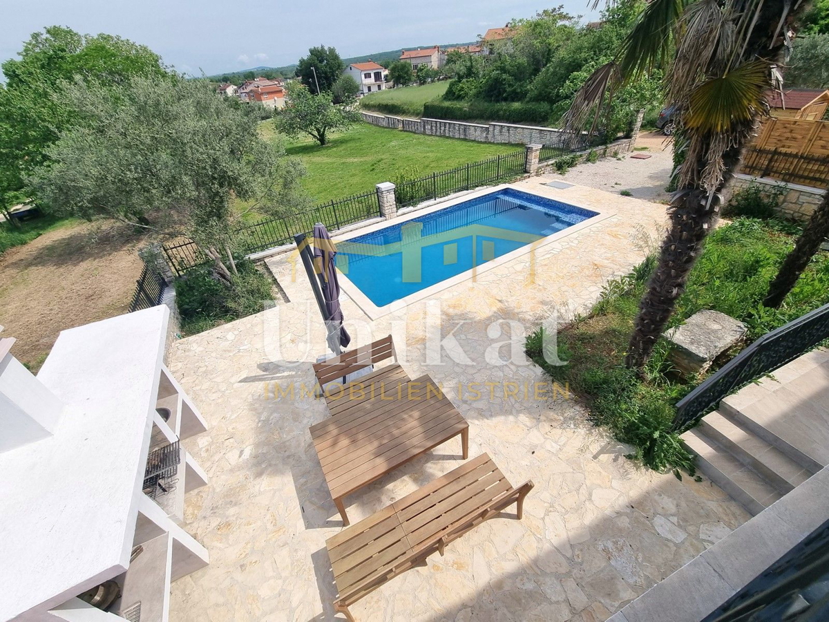 Renovirana kamnita hiša s bazenom 3 km od morja